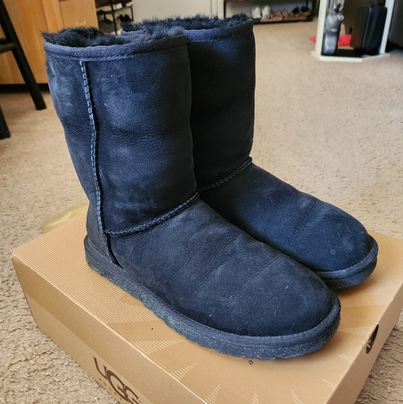 UGG Classic SHORT in Black - Picture 10 of 11